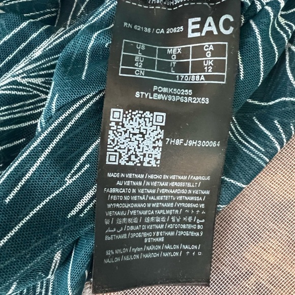 Guess sz L, green floral blouse with Ruching on the sides and the sleeves. - Picture 7 of 10